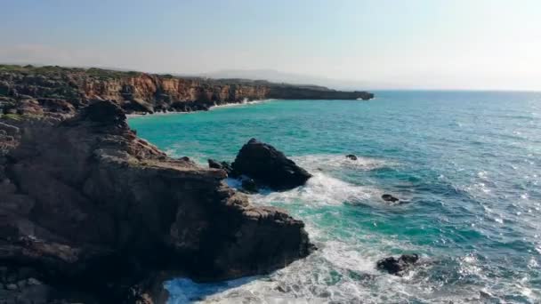 La orilla del mar con acantilados está siendo disparada desde el aire — Vídeo de stock