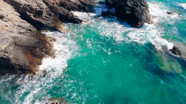 Rotsen aan de kust worden gevlogen door de zee — Stockvideo