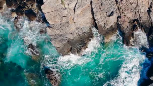 Felülnézet a tengerparti sziklák egyre mosni az óceán — Stock videók