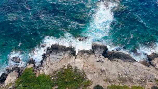 Mořské vlny se pomalu rozbíjejí podél skal — Stock video