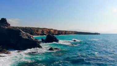 Kayalıklar ve turkuaz deniz ile sahil şeridi