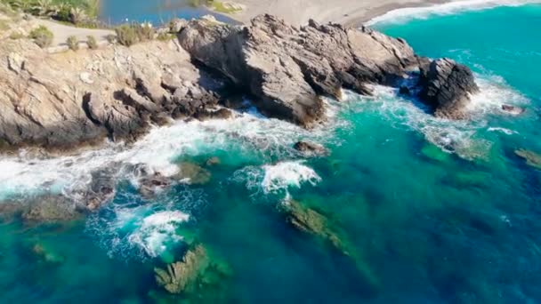 Vista superior de las aguas marinas que se estrellan a lo largo de la costa — Vídeos de Stock