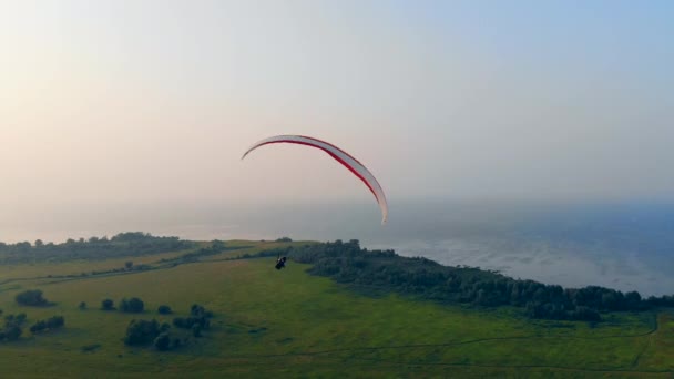 O atleta voa no céu com um grande planador. Parapente, ação, conceito de esporte extremo . — Vídeo de Stock