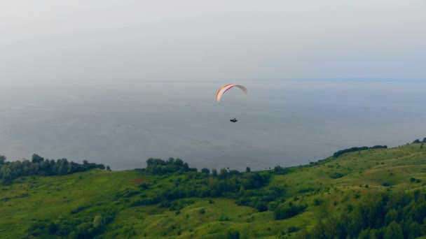 Profesjonalny sportowiec leci z szybowiec na niebie. Paralotnia na niebie. — Wideo stockowe