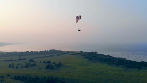 Sportsman floating with a paraglider in sky. Paraglider in sky. — Stock Video
