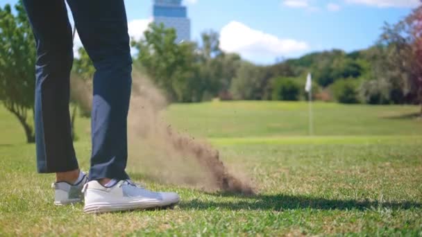 Jugador de golf golpea una pelota con un palo de golf . — Vídeos de Stock