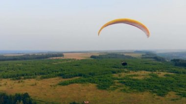 Atlet gökyüzünde bir planör uçar. Macera, aktif aşırı yaşam tarzı kavramı.