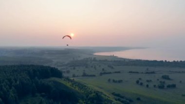 Uçan sporcu bir planör üzerinde yüzer. Macera, aktif aşırı yaşam tarzı kavramı.