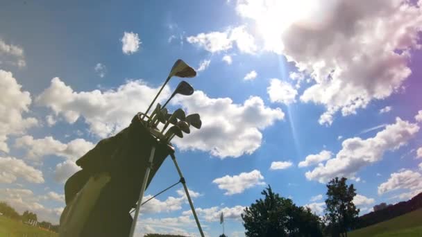 Tasche mit Metall-Golfschlägern auf einem Golfplatz. — Stockvideo