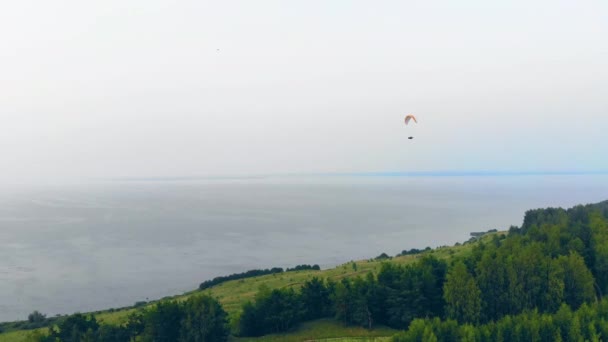 Un atleta entrenando con un planeador alto en el cielo . — Vídeo de stock