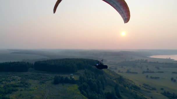 Професійний спортсмен літає з парапланером високо в небі. Параглінг, екстремальна спортивна концепція . — стокове відео
