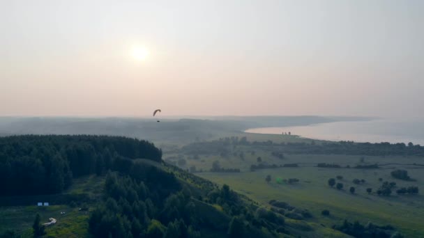 Спортсмен літає високо в небі з парапланом. Параглінг, екстремальна спортивна концепція . — стокове відео