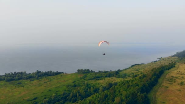 Persoon vliegt met een zweefvliegtuig over groot veld. Avontuur, actief extreme lifestyle concept. — Stockvideo