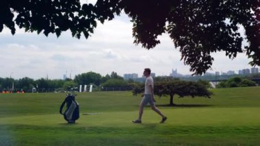 Bir golfçü bir kurs bir çanta bir kulüp alır.