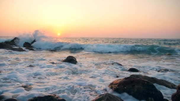 Blaues Meer, das gegen Felsen an der Küste schlägt, Zeitlupe. — Stockvideo