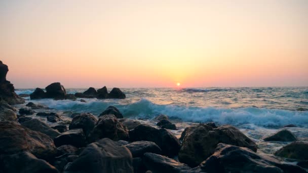 Blaues Meer und Wellen vor dem Hintergrund des Sonnenuntergangs, Zeitlupe. — Stockvideo
