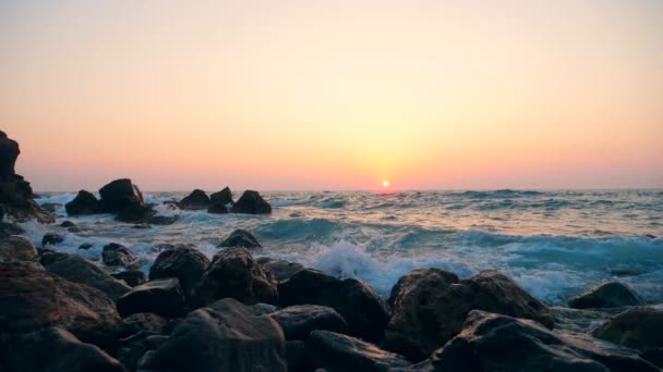 Ondas fuertes golpeando costa rocosa, cámara lenta . — Vídeos de Stock