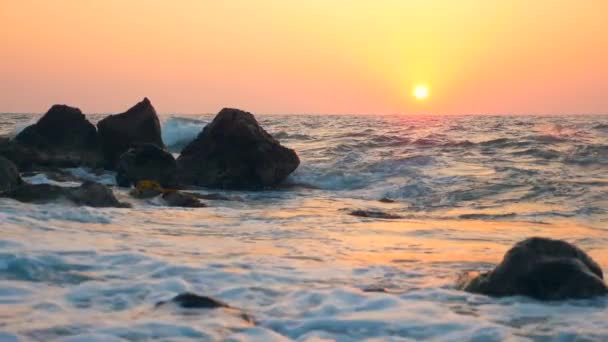 Big waves hitting a coastline, slow motion. — Stock Video