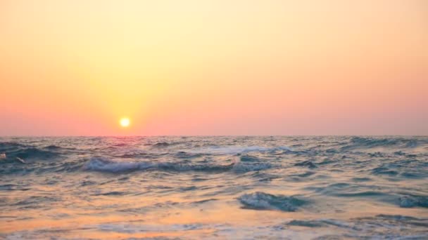 Zee en golven op een zonsondergang achtergrond, Slow Motion. — Stockvideo
