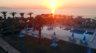 Palmiyeve yüzme havuzu ile Sunset deniz tesisi