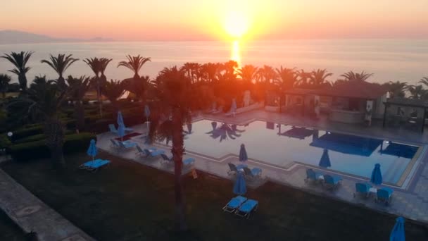 Sunset Sea Resort met palmen en het zwembad — Stockvideo