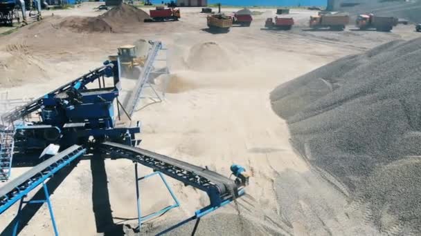 Traktor bewegt Sand auf Abbaugelände. — Stockvideo