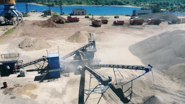 Local de extração com caminhões e trituradores. Equipamento da indústria mineira . — Vídeo de Stock