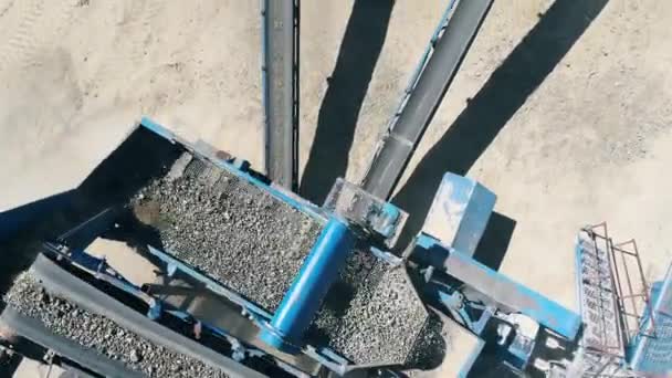 Schutt bewegt sich auf einem Förderband in einem Steinbruch. Ausrüstung für den Bergbau. — Stockvideo
