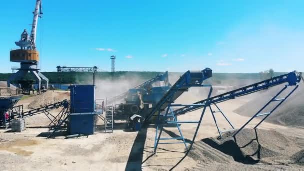 鉱山機械は採石場で瓦礫と働く. — ストック動画