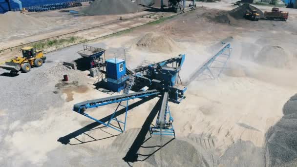 Crushed stones moving on a conveyor at extraction site. Mining industry equipment. — Stock Video