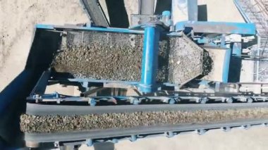 Bir makine çıkarma yerinde taşları eziyor. Ağır sanayi madencilik ekipmanları.