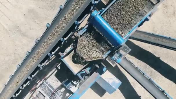 Trituradora grande trabajando con escombros, moviéndolo en el lugar de extracción. — Vídeo de stock