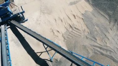 Bir maden sahasında bir çizgi üzerinde ezilmiş taşlar.