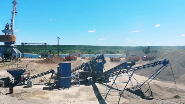 A machine works at a quarry, moving breakstones. Mining industry equipment. — Stock Video