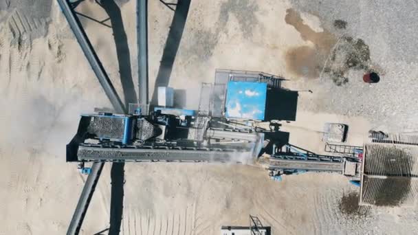 Mining industry equipment. Breakstones crushed near a quarry. — Stock Video