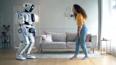 İnsan gibi cyborg ve bayan ellerine dokunuyor. Akıllı ev konsepti.