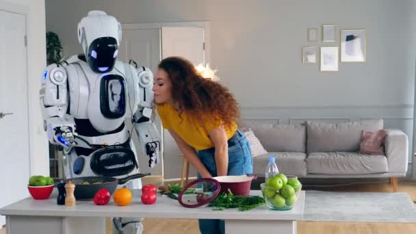 Cyborg ger mat till damen för henne att prova — Stockvideo