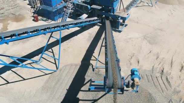 Puin verplaatsen op een Crusher op extractie plaats nabij quarry. — Stockvideo
