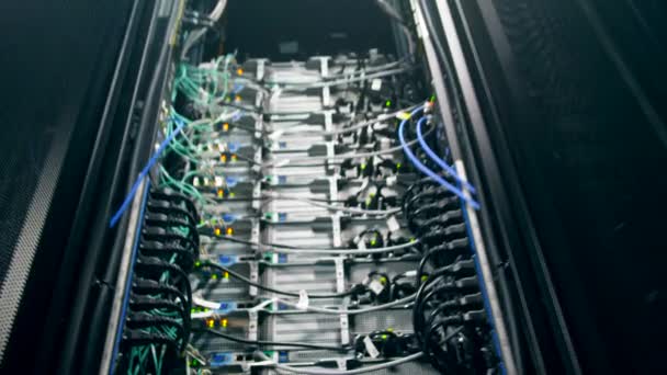 Bloc de serveurs actifs connectés par des câbles 