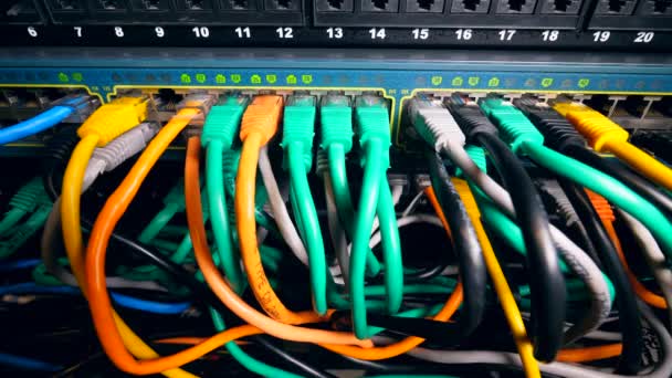 Ranuras múltiples con una red de cables — Vídeos de Stock
