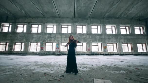 Female professional is playing the violin in an empty hall — Stock Video