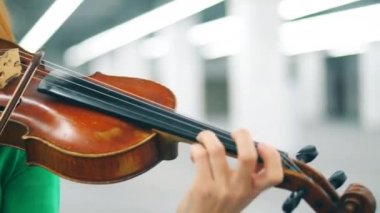 Çalan kadın elleriyle bir kemanı kapatın