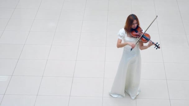 Vista superior de una dama en vestido blanco tocando el instrumento musical — Vídeos de Stock