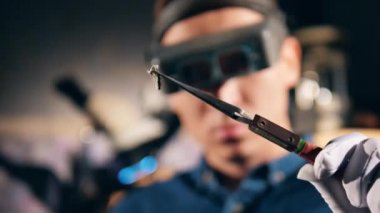 Bir mücevher atölyesinde çalışırken kişi kaynak metal halka.