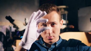 Profesyonel kuyumcu bir mücevher atölyesinde altın yüzük ölçer.