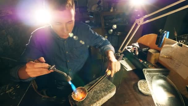 Professional jeweller smelts metal, using welding machine. — Stock Video