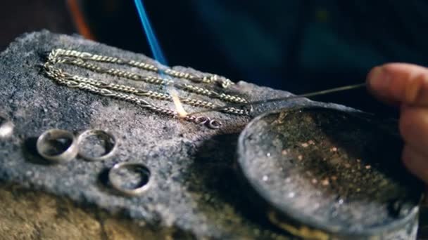 JEWELLER spoiny srebrny łańcuch za pomocą profesjonalnego sprzętu jubilerskiej. — Wideo stockowe