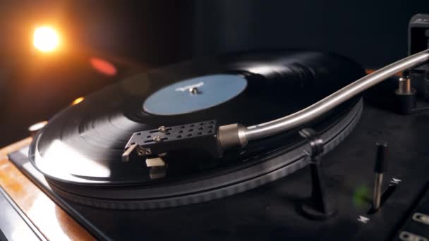 Μαύρο βινύλιο ρεκόρ περιστροφές σε μια συσκευή αναπαραγωγής μουσικής. — Αρχείο Βίντεο