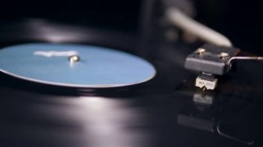 Vinil oynatıcı çalışır, siyah bir disk döndürme.
