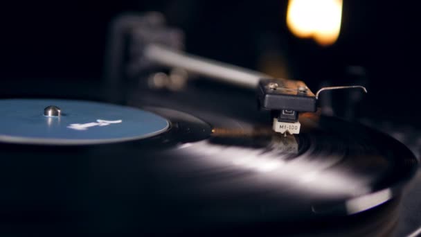 Zwart vinyl record draait op een vintage speler met een naald. — Stockvideo